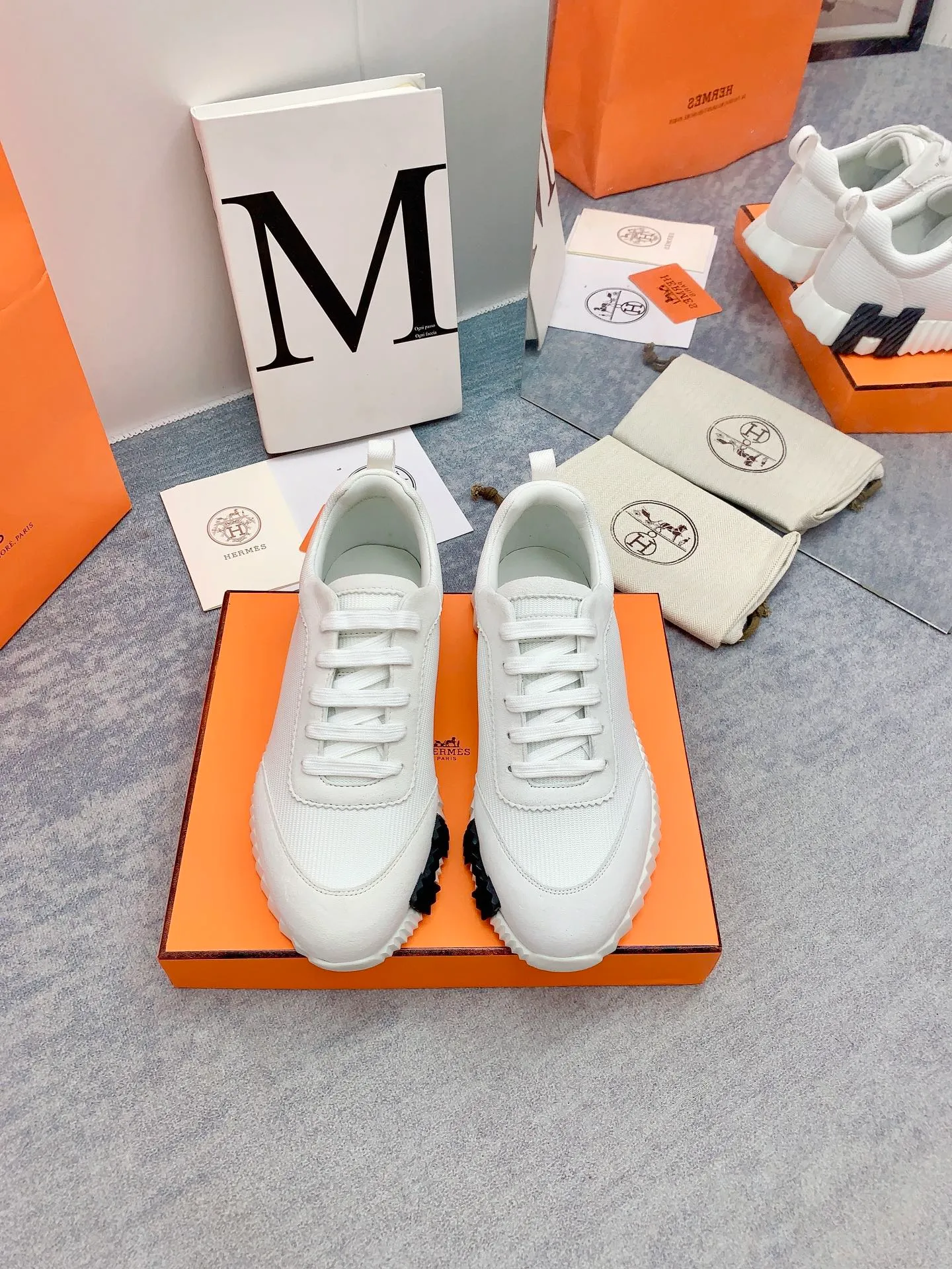 👟👟Ex-factory price 640👟👟 [Hermes] New Bouncing Couple 👫Sneakers. The most comfortable shoes from Hermès, no one else⃣️. They are very light on the feet and very beautiful. You will not feel tired when you go shopping and running around. 👍 The overall suede leather feels very good, very beautiful and very versatile. It is very light, comfortable and extremely light, suitable for both sports and leisure. It feels great to step on! 30+ men's and women's color combinations. You can choose, there will always be what you want~ ✅Fabric: Imported high mercerized sheep + original rain velvet ✅Inner: Imported silk sheepskin for lining insole ✅Outsole: Seamless combination of IP+TPU (multi-color letters) German technology irradiation machine ✅Code number: 35-41 for women and 38-46 for men (41 for women, 45.46 for men, customized and non-returnable)